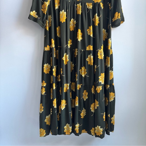 Madewell Button-Front Tier Dress in Fall Flowers
Effie Floral Dried Olive Small - Picture 4 of 17